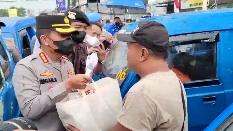 Dibantu Mahasiswa, Kapolres Depok Blusukan Bagikan Ratusan Paket Sembako