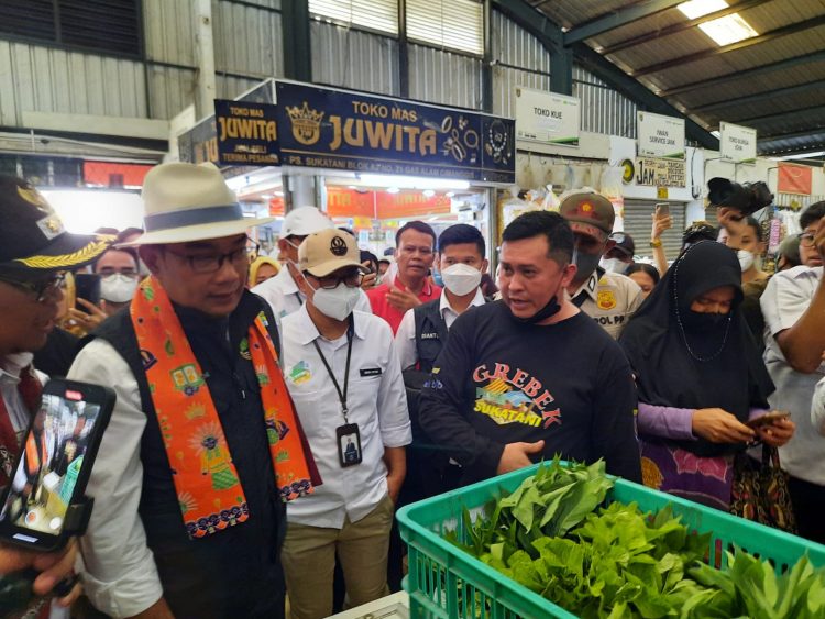 Tinjau Pasar Sukatani, Depok, Ridwan Kamil : Harga Masih Terjangkau