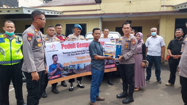 Salurkan Bantuan Korban Gempa Cianjur, CV Putri Mekar Dadi Kolaborasi Dengan Polsek Beji