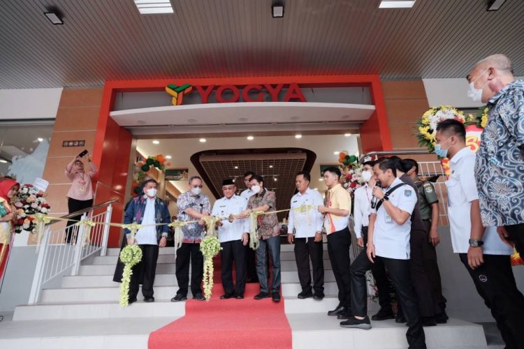 Tumbuhkan Perekonomian Kota Depok, Idris Resmikan Toserba Yogya