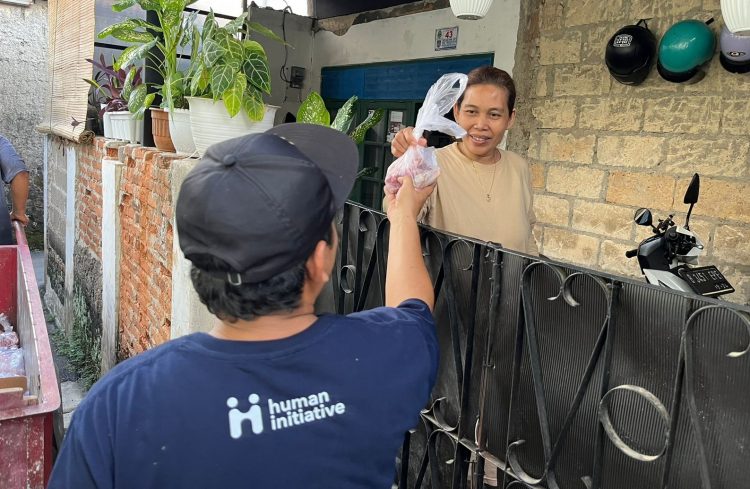 IJTI Pokja Wartawan Depok dan HI Salurkan Paket Daging Kurban Di Mekarjaya