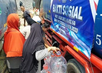 Kemarau Panjang, Satlantas Polres Metro Depok Distribusikan 32.000 Liter Air Besih