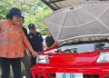 Rektor Universitas Gunadarma, Prof Margianti saat meninjau mobil listrik hasil riset mahasiswa (Foto : baday)