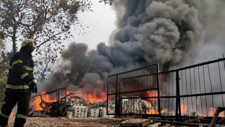 Gudang penyimpanan kabel di komplek DDN Harjamukti Cibubur, Depok, Jawa Barat Terbakar (Foto : Baday)