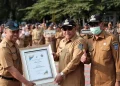 Wali Kota Depok, Mohammad Idris (kedua kanan) saat menyerahkan piagam penghargaan Juara I Kota Pangan Aman dari Badan POM (Ist)