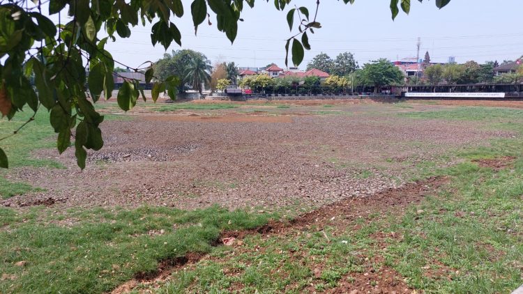 Kondisi danau Cinere yang mengering berada di Pangkalan Jati, Cinere, Depok (Baday)