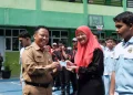 Sekda Kota Depok, Supian Suri menyerahkan E-KTP kepada siswa SMK Citra Negara Depok (Ist)