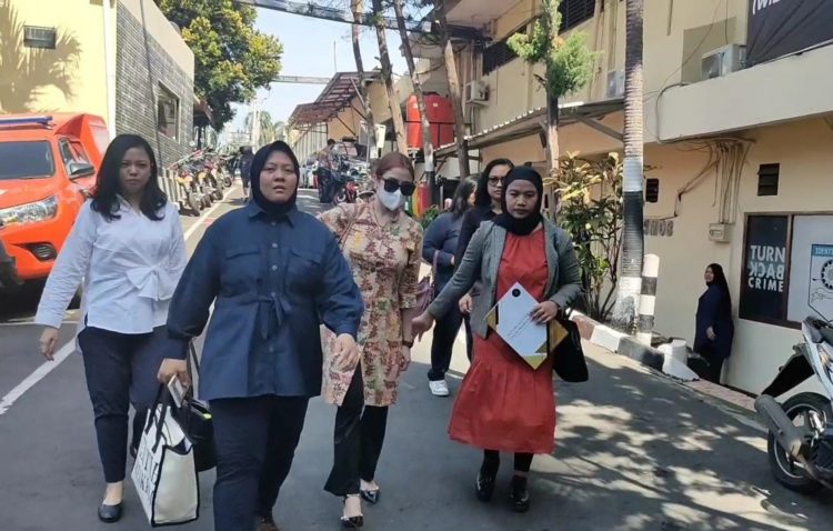 RF bersama kuasa hukumnya datangi Polres Metro Depok terkait KDRT yang dialaminya (Baday)