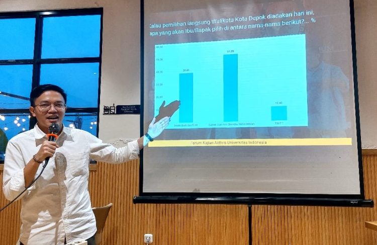 Ketua Forum Kajian Aktivis UI, Bayu Satria Utomo memaparkan hasil survey Pilkada Depok