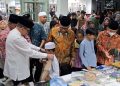 Partai Keadilan Sejahtera (PKS) mengajak ratusan anak-anak yatim dan dhuafa berbelanja baju baru lebaran (Day)
