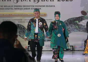 Wali Kota Depok Supian Suri bersama Cing Ikah berjalan di catwalk gelaran Sunda Karya Fest