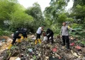 Wakil Wali Kota Depok Turun Langsung Bersihkan Sungai Cipinang di Harjamukti